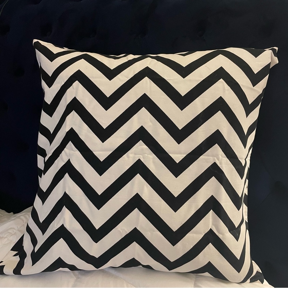 3 pillow covers Black and white like new. Uses for decor for 1 month